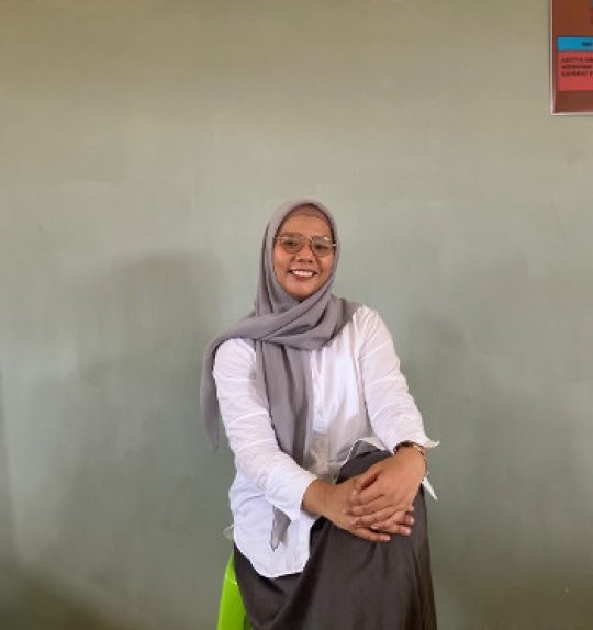 Monika Santi - English tutor
