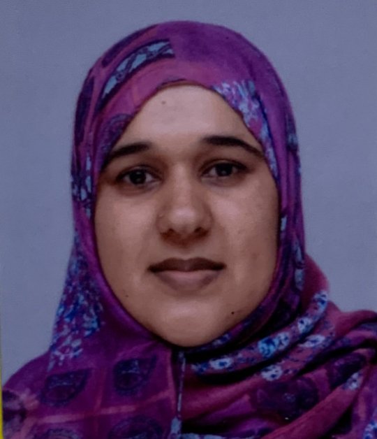 Hashmee Atika - English tutor